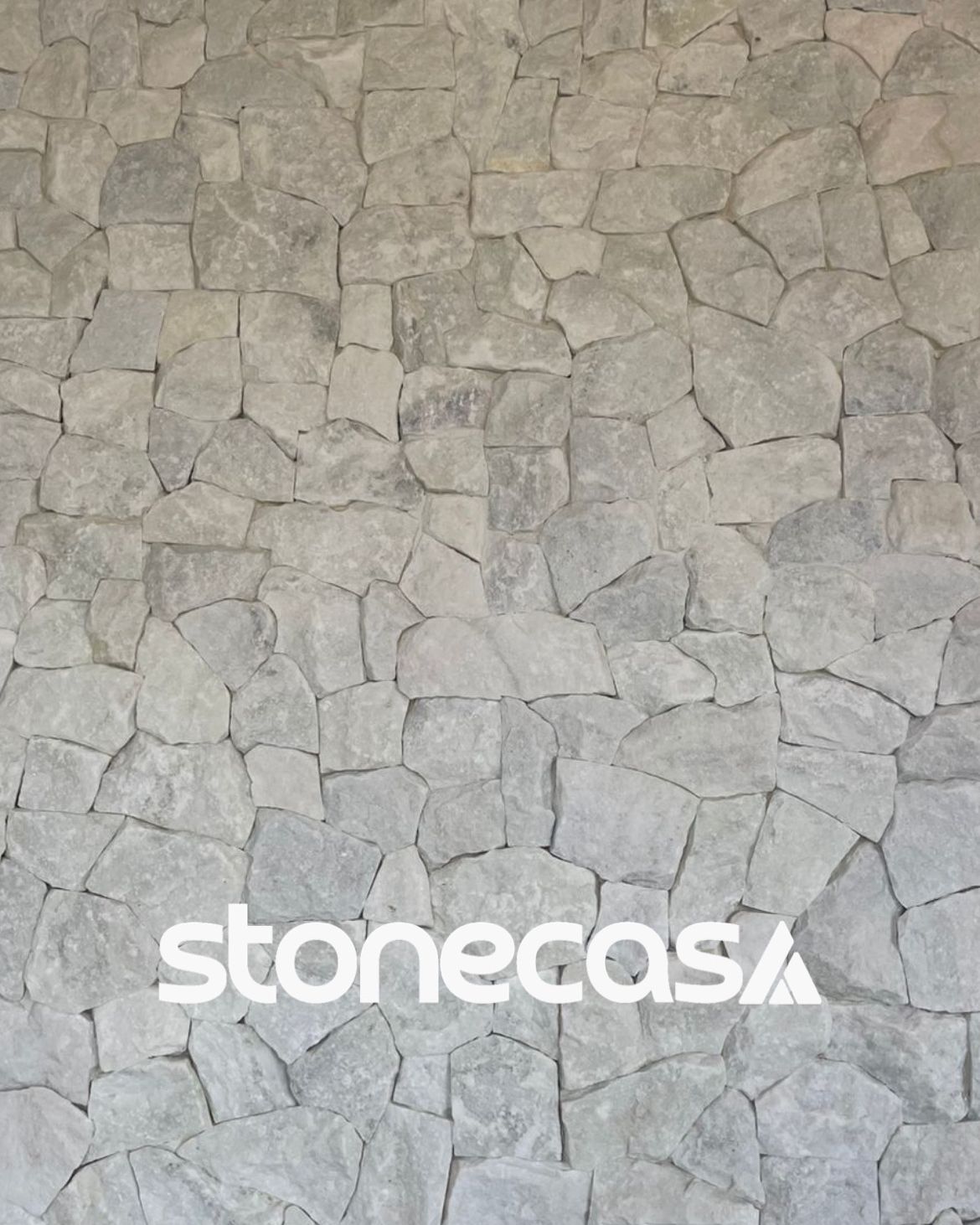 Pedra Moledo Branco Neve – Stone Casa | Revestimento Natural Eco-friendly Pedra Moledo Branco Neve natural com face serrada aplicada em fachada de alto padrão